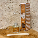 Apportez inspiration et créativité à votre espace avec ce diffuseur à bâtonnets. La collection Celestial Magic est conçue pour créer une ambiance magique, idéale pour les rituels spirituels ou la détente quotidienne.
