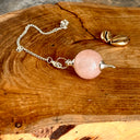 Pendule Quartz rose poli et métal - Mineralshop