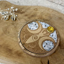 Le symbole de la déesse de la lune existe dans de nombreuses cultures et traditions spirituelles. Elle représente le principe féminin, l'intuition et les rythmes naturels de la vie. Elle est souvent associée aux phases de la lune - croissante, pleine et décroissante - reflétant les étapes naturelles de la vie que sont la naissance, la maturité et la mort.