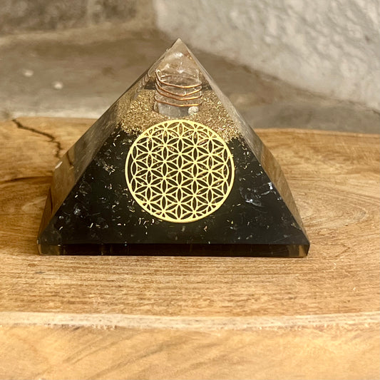 Pyramide orgonite Tourmaline  noire Fleur de vie