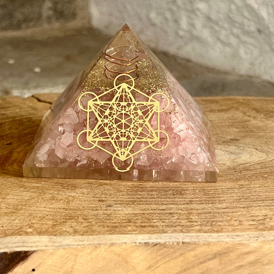 Pyramide orgonite quartz rose Métatron