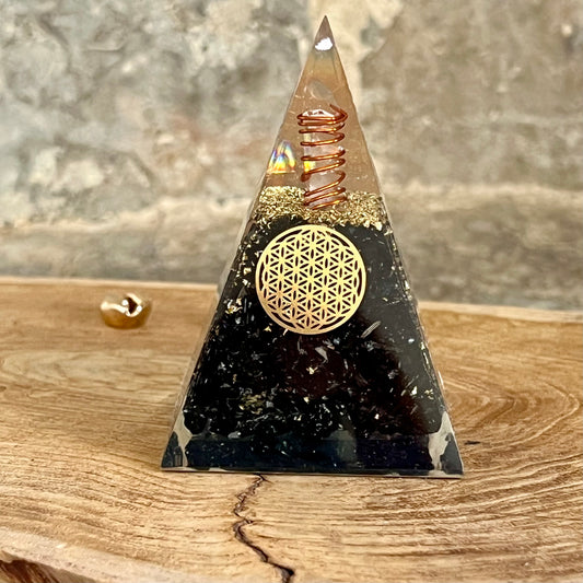 Pyramide orgonite Tourmaline  noire Fleur de vie haute