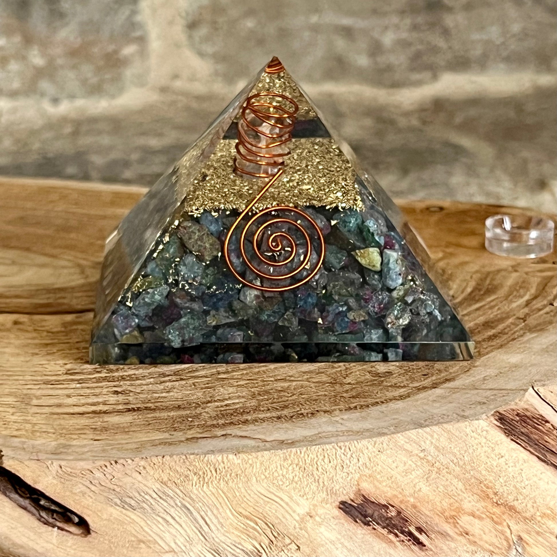 orgonite pyramide rubis en Kyanite – mineralshop
