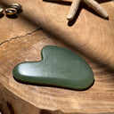 Pierre de massage gua sha en Aventurine verte, la méditative.