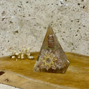 Pyramide orgonite en pierre du soleil et symbole solaire