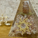 Pyramide orgonite en pierre du soleil et symbole solaire