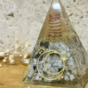 Pyramide orgonite en pierre de lune avec symbole de la lune