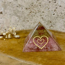 Orgonite pyramide quartz rose avec cœur