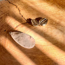 PENDENTIF GOUTTE CRISTAL DE ROCHE, la pureté ,Minéral Shop ,idéal pour l'imagination et la voyance ,aide à&nbsp;stabiliser et à harmoniser le corps éthérique ainsi que le taux vibratoire du corps.