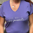 T-Shirt violet col V "Ose, brille, sois puissante !"