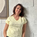 T-Shirt jaune col V "Ose, brille, sois puissante !