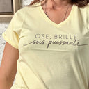 T-Shirt jaune col V "Ose, brille, sois puissante !