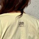 T-Shirt jaune col V "Ose, brille, sois puissante !