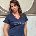 T-Shirt bleu marine col V "je ne marche pas je chaloupe ! "