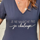 T-Shirt bleu marine col V "je ne marche pas je chaloupe ! "