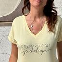 T-Shirt jaune col V "je ne marche pas je chaloupe !"
