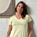 T-Shirt jaune col V "je ne marche pas je chaloupe !"