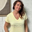 T-Shirt jaune col V "je t'emm*** !"