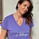 T-Shirt violet col V "je ne marche pas je chaloupe !"