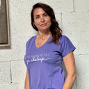T-Shirt violet col V "je ne marche pas je chaloupe !"