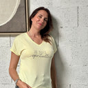 T-Shirt Jaune col V "je suis spirituelle  ! "