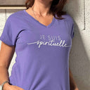 T-Shirt violet col V "je suis spirituelle  !"