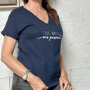 T-Shirt bleu marine col V "Ose, brille, sois puissante !"