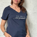 T-Shirt bleu marine col V "Ose, brille, sois puissante !"