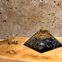 Pyramide d'orgonite sodalite avec lune et étoiles