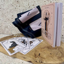 Grâce à ces cartes étincelantes, vous pourrez entrer en communication avec l'énergie des astres et trouver les réponses dont vous avez besoin, mais aussi décrypter votre carte du ciel. 