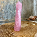 Obélisque Quartz rose, l'apaisement - Mineralshop, décoration, feng shui, pierre favorisant l'apaisement  des troubles et traumas émotionnels 