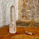 Obélisque de cristal de roche - Mineralshop méditation, feng shui, énergies, décoration,stabiliser et à harmoniser le corps éthérique ainsi que le taux vibratoire du corps.