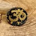 Orgonite pendentif tourmaline ohm et jaspe. - Mineralshop ,favorise la santé physique et spirituelle , bijoux ,protection