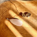 PENDENTIF GOUTTE QUARTZ ROSE, l'apaisement ,Minéral shop , diffuse de puissantes énergies apaisantes et sécurisantes ,favorise la créativité, la sensibilité divinatoire, l'intuition&nbsp;