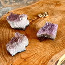 PIERRE BRUTE AMÉTHYSTE,  la sagesse, Minéral Shop ,Elle favorise le courage et la force pour se désintoxiquer de ces substances nocives.Aide à lutter contre le stress, les angoisses, la peur et permet de calmer le mental. Elle procure de l’énergie positive et développe la créativité, l’imagination et la concentration.