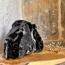 PIERRE BRUTE OBSIDIENNE NOIRE 2kg, la protection Minéralshop, pierre de protection, action détoxifiante sur l'organisme, aide à vaincre les états de tristesse intense