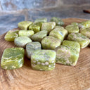 Pierre roulée Serpentine jaune, la plénitude - Mineralshop, protection , énergies négatives , sport crampes musculaires , douleur menstruelles , ouverture des chakras ,anti-stress