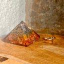 Pyramide Orgonite 7 chakra OM - Mineralshop , produit thérapeutique naturel. , améthyste, calcédoine bleue, sodalite , citrine  ,péridot , grenat ,cornaline