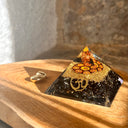 Pyramide chakra Tourmaline  noire avec om - Mineralshop ,décoration, protection, ancrage, géométrie sacrée