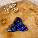 la Triquetra est considérée comme un symbole de l'unité des trois forces primaires de l'univers : le corps, l'esprit et l'âme. 
La Sodalite serait une pierre qui permettrait de rassurer les personnes en manque de confiance en elles sur leurs capacités.
Cette pierre stabiliserait les personnes hypersensibles. 