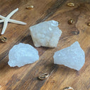 PIERRE BRUTE CRISTAL DE ROCHE, la pureté ,Minéral Shop ,procure vitalité et réconfort .Pierre d’harmonie, elle est réputée anti-stress et aide à surmonter les blocages liés au passé.Aide l’ouverture de l’esprit