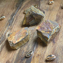 PIERRE BRUTE OEIL DE TIGRE, la défense ,Minéral Shop , pierre de protection ,  aide à lutter contre le stress et ses conséquences néfastes sur le corps et l’esprit. Aide à découvrir l’origine de certains blocages émotionnels.